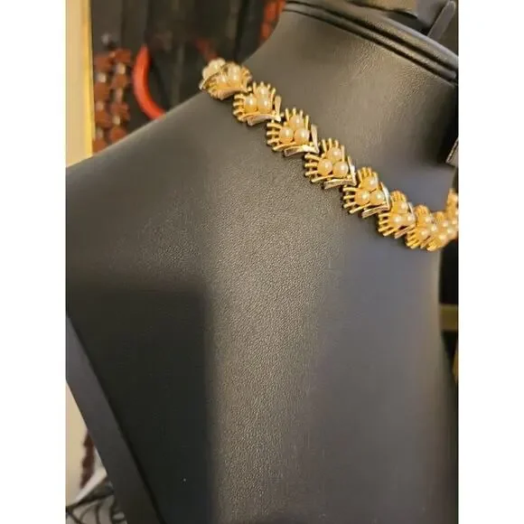 VINTAGE CROWN TRIFARI SIGNED FAUX PEARL BRUSHED AND GOLD TONE NECKLACE - Picture 4 of 13